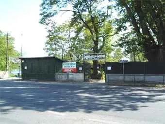 Eingang zum Gastgarten von der Straße