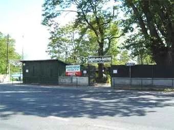 Eingang zum Gastgarten von der Straße